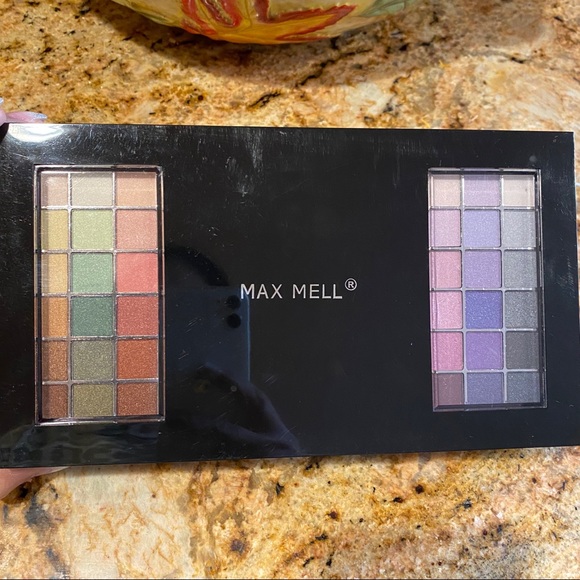 New Max Mell Makeup Kit/Palette /Eyeshadow/Gloss - Picture 1 of 5